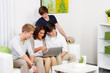 Photo: teenager schauen gemeinsam im internet teenager schauen gemeinsam im internet