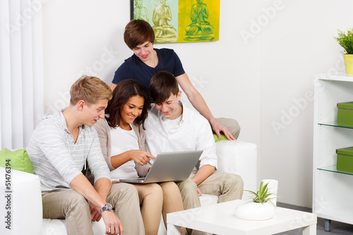 Photo: teenager schauen gemeinsam im internet teenager schauen gemeinsam im internet