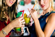 Foto: Young women with cocktails in club or Bar Young women with cocktails in club or Bar