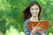 Foto: smiling woman reading book smiling woman reading book