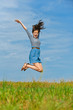 Foto: beautiful woman jumping high beautiful woman jumping high