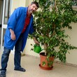 Hausmeister giesst Pflanzen