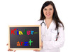 Ärztin mit Schild - Kinderarzt