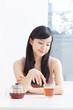 お茶を飲む女の子