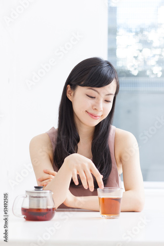 Photo: お茶を飲む女の子 お茶を飲む女の子