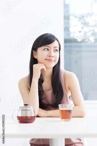 Photo: 考え事をする女の子 考え事をする女の子