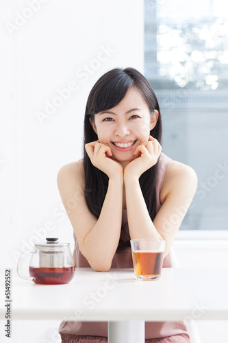 Photo: 紅茶を飲む女性 紅茶を飲む女性