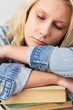 Schlafende junge blonde Studentin
