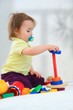Foto: Mädchen mit Spielsachen Mädchen mit Spielsachen