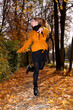 Frau im Herbst