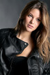 Frau mit Lederjacke