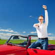 mann mit cabrio jubelt