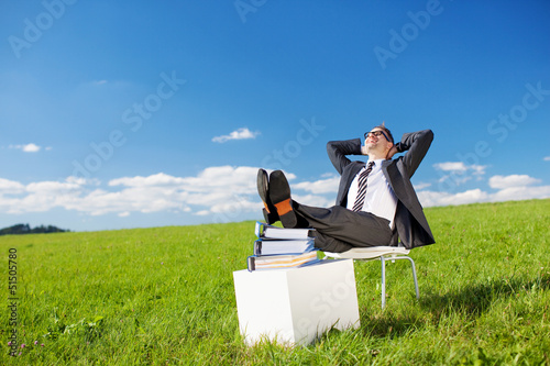 Photo: manager macht pause im grünen manager macht pause im grünen