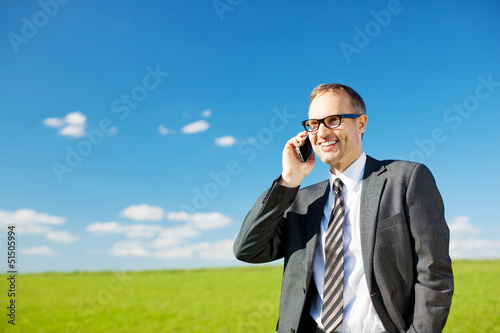 Photo: mann telefoniert draußen mann telefoniert draußen