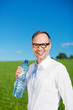 mann mit wasserflasche