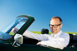 glücklicher mann fährt cabrio