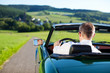 mann fährt cabrio