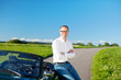 entspannter mann mit cabrio