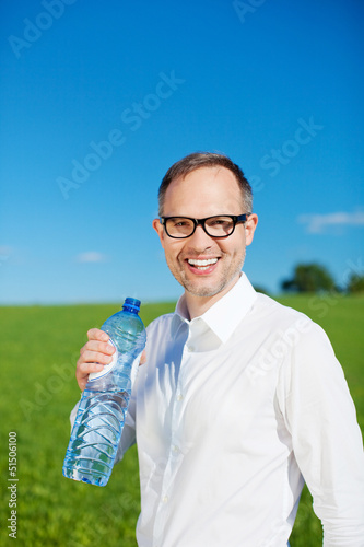Photo: mann mit wasserflasche mann mit wasserflasche