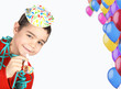 Bimbo con cappellino e palloncini