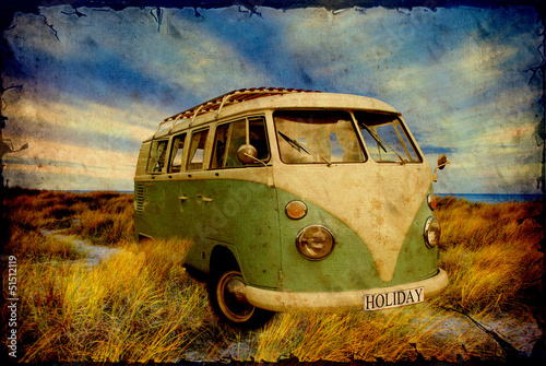Illustration: Retroplakat - Grüner Bulli am Strand Retroplakat - Grüner Bulli am Strand