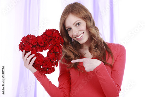 Photo: Glückliche junge Frau mit Herz - happy woman with heart Glückliche junge Frau mit Herz - happy woman with heart