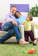Foto: Glückliche Familie entspannt Zuhause auf dem Sofa Glückliche Familie entspannt Zuhause auf dem Sofa