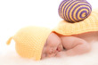bébé habillé en escargot