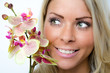 lächelnde frau mit orchidee