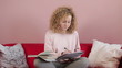 Vídeo: Female university student sitting in the room and making notes Female university student sitting in the room and making notes