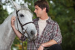 Foto: Man looking after horse Man looking after horse