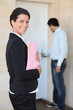 Foto: female realtor all smiles on doorstep with young client female realtor all smiles on doorstep with young client