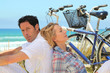 Foto: couple with bikes on the beach couple with bikes on the beach