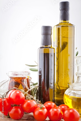 Photo: Leckere frische Oliven und Tomaten mit Olivenöl Leckere frische Oliven und Tomaten mit Olivenöl