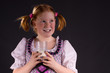 Dirndl beim Milch trinken