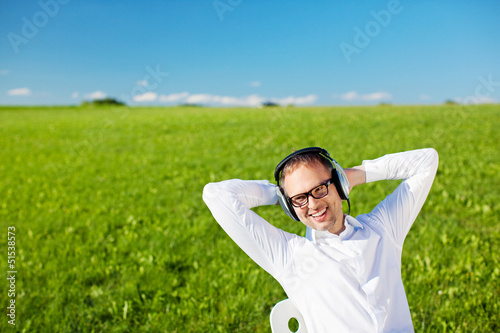 Photo: mann entspannt mit musik mann entspannt mit musik