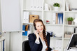 frau telefoniert im büro