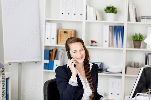 Photo: frau telefoniert im büro frau telefoniert im büro
