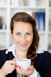 lächelnde junge frau mit kaffeetasse