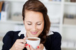 Foto: frau genießt ihren kaffee frau genießt ihren kaffee