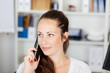 frau am telefon