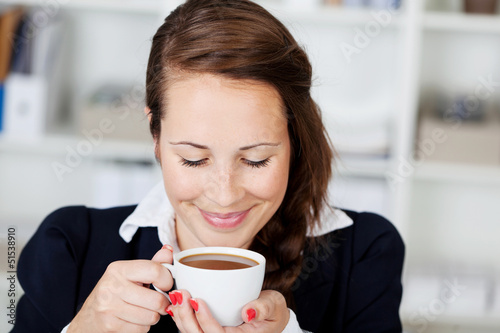 Photo: frau genießt ihren kaffee frau genießt ihren kaffee