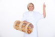 Foto: a mature female baker showing something a mature female baker showing something