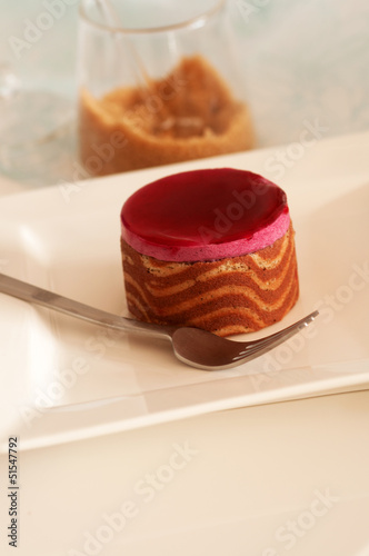 Photo: Cassis-Törtchen mit Schokoladenmousse Cassis-Törtchen mit Schokoladenmousse