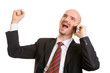 Mann freut sich am Telefon
