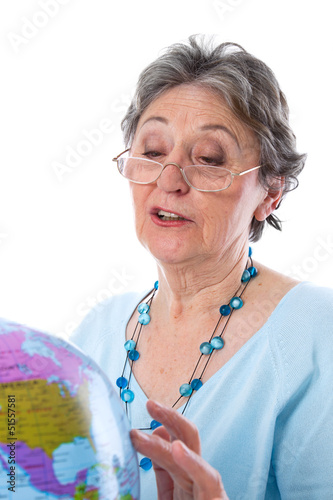 Photo: Seniorin geht auf Reisen - ältere Frau isoliert mit Globus Seniorin geht auf Reisen - ältere Frau isoliert mit Globus