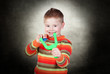 Foto: Boy Playing With Slingshot Boy Playing With Slingshot