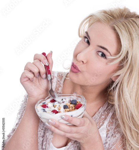 Photo: Junge Frau morgens beim Frühstücken: Müsli Junge Frau morgens beim Frühstücken: Müsli