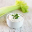 Kräuterdip mit Staudensellerie