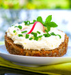 Scheibe Vollkornbrot mit Frischkäse.